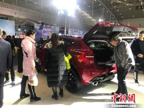 资料图:消费者在参观国产车。迪娜 摄