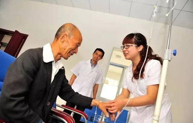 乡村医生队伍有望壮大!7部门发文,加强农村定向培养医学生就业安置、履约管理